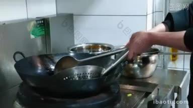 4K实拍厨师从油锅中捞食物